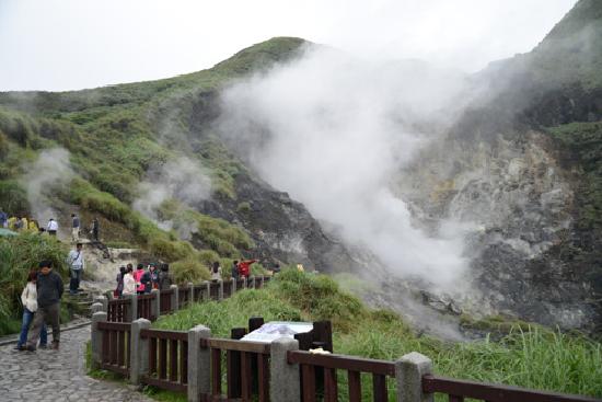 The-people-almost-outnumber-the-flowers-during-the-Feb.-to-Mar.-Yangmingshan.jpg