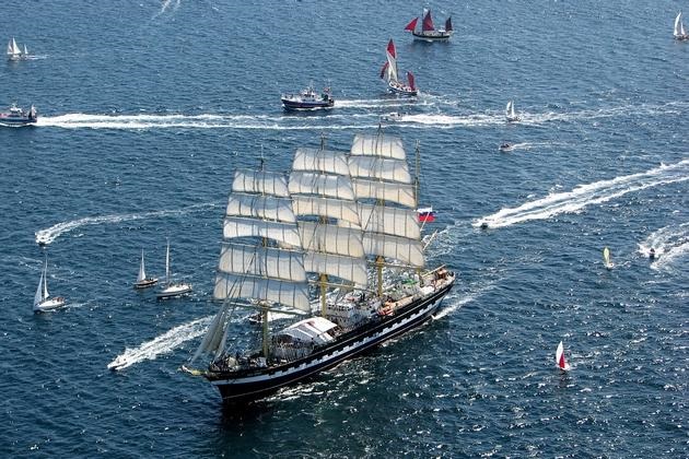 Ship-parade-in-Brest-France.jpg