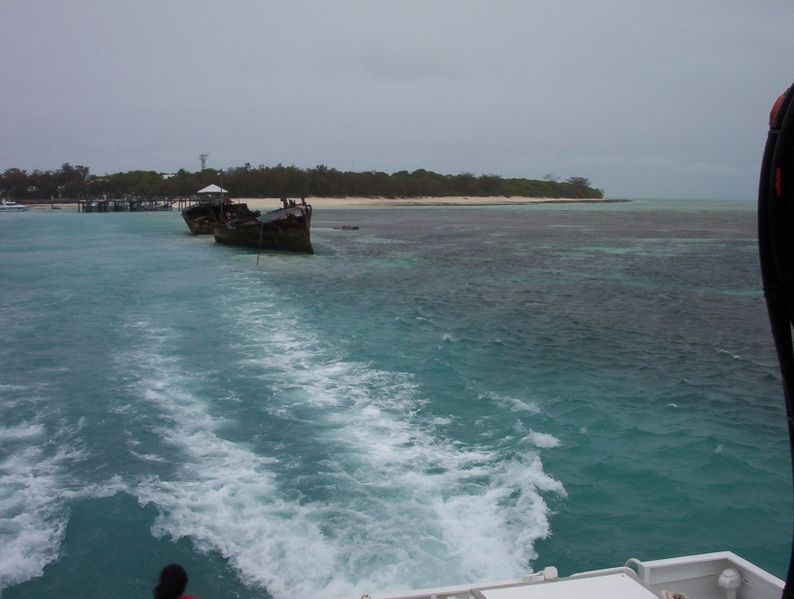 Launch-leaving-Heron-Island-with-the-wreck-of-the-HMCS-Protector-in-the-foreground.jpg