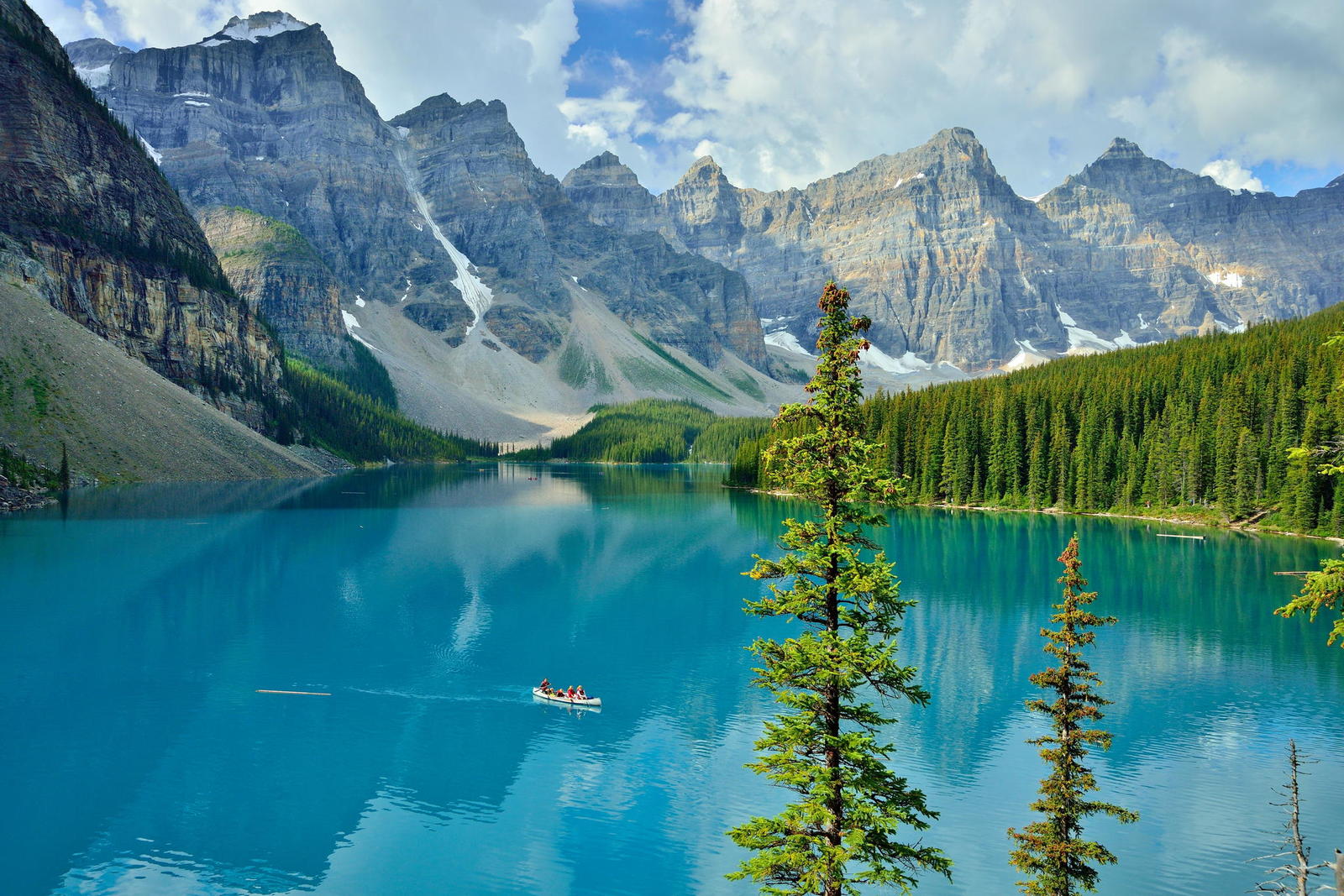 Enjoing-in-Moraine-Lake.jpg