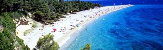 Windsurfers-and-swimmers-are-seen-on-a-beach-known-as-the-Zlatni-rat-Golden-Horn-600x198.jpg