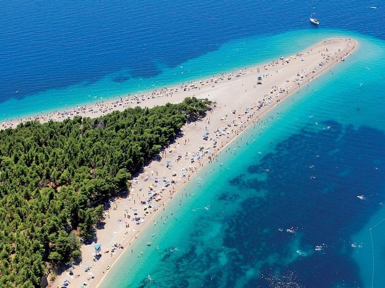 The-Golden-Horn-also-called-Zlatni-Rat-is-the-most-spectacular-of-Croatias-beaches.jpg