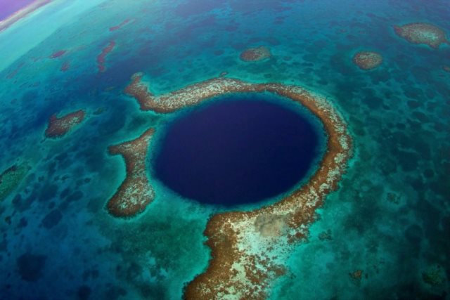 ably-the-best-known-of-these-atolls-due-to-the-Great-Blue-Hole-that-can-be-found-near-its-center.jpg