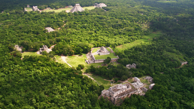 Aerial-view-of-Chich%C3%A9n-Itz%C3%A1-showing-Puuc-style-buildings-in-the-foreground.jpg