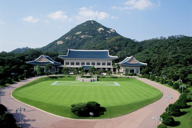 Cheonghwadae-%E2%80%93-The-Blue-House-is-the-official-residence-of-the-president-of-South-Korea.jpg