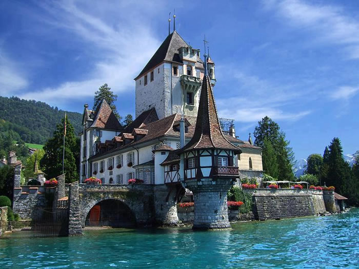 overview-of-villa-on-Lake-Thun-Spiez-Switzerland.jpg