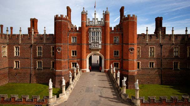 Hampton-Court-Palace.jpg