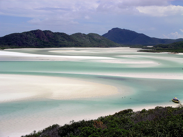 Whitehaven-Beach-is-located-on-Whitsunday-Island.jpg