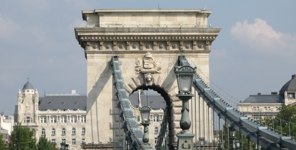 Chain-Bridge-was-the-first-bridge-to-connect-Buda-and-Pest.jpg