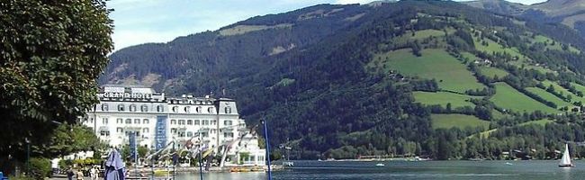 Seasidewalk-Of-The-Town-Zell-am-See-Salzburger-Land-Austria-Sch%C3%B6nwieskogel-1994m-800x198.jpg