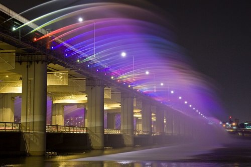 The_Moonlight_Rainbow_Fountain_in_Seoul_South_Korea.jpg