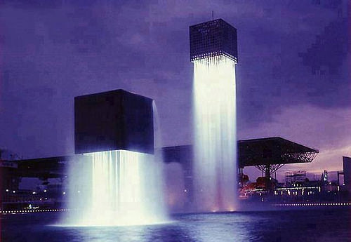 The_Floating_Fountains_in_Osaka_Japan.jpg