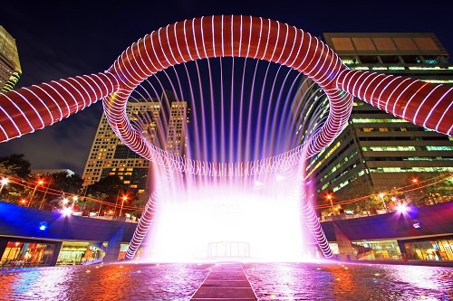 The_Fountain_of_Wealth_at_Suntec_City_Mall_in_Singapore.jpg