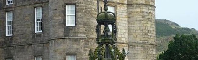 e-forecourt-is-a-19th-century-replica-of-the-16th-century-fountain-at-Linlithgow-Palace.-450x198.jpg