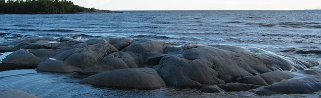 -on-the-north-shore-of-Lake-Superior-at-Neys-Provincial-Park-Ontario-Canada-in-June-2004-800x198.jpg