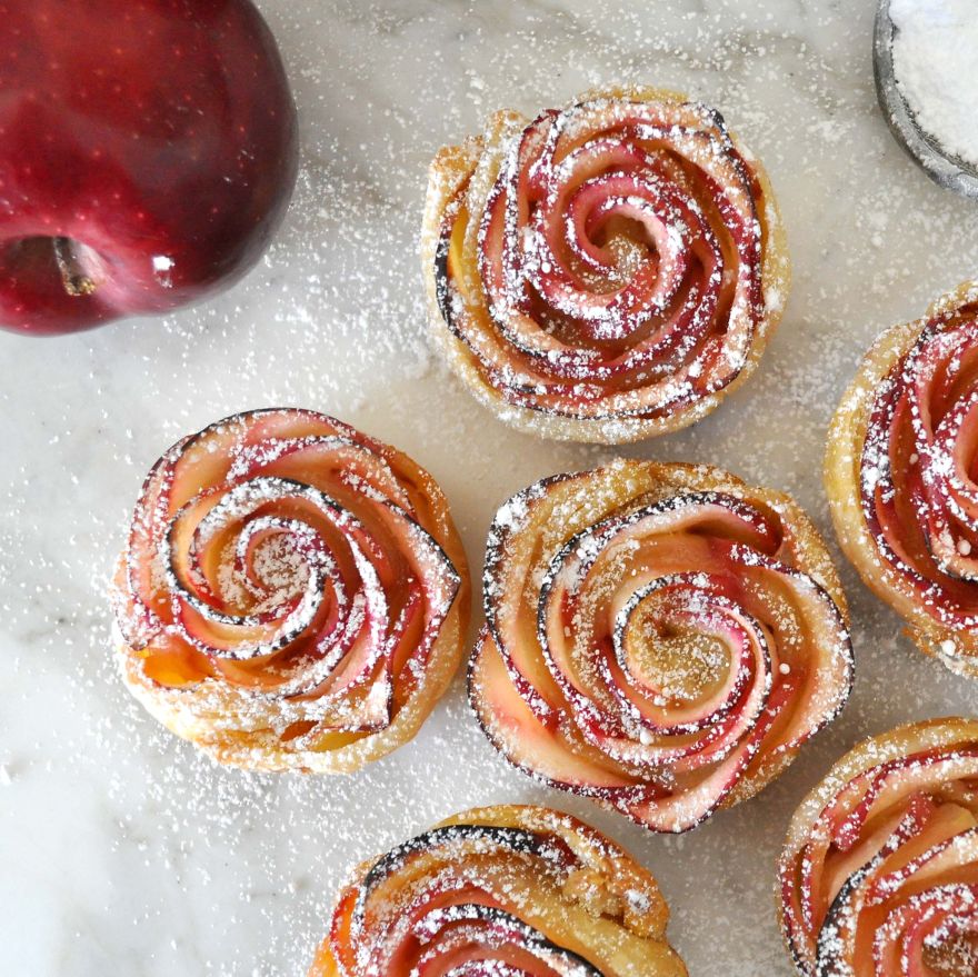 eautiful-Rose-Shaped-Dessert-Made-With-Delicious-Apple-Slices-Wrapped-In-Crispy-Puff-Pastry__880.jpg