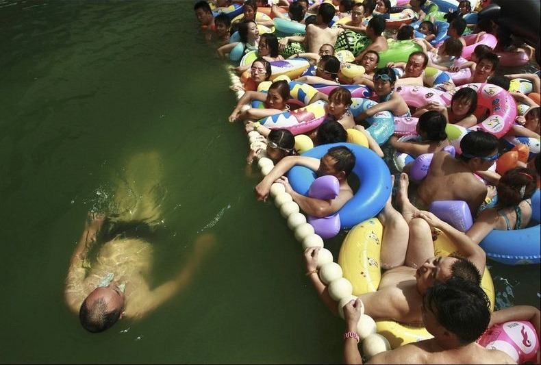 china-crowded-pool-2%25255B6%25255D.jpg