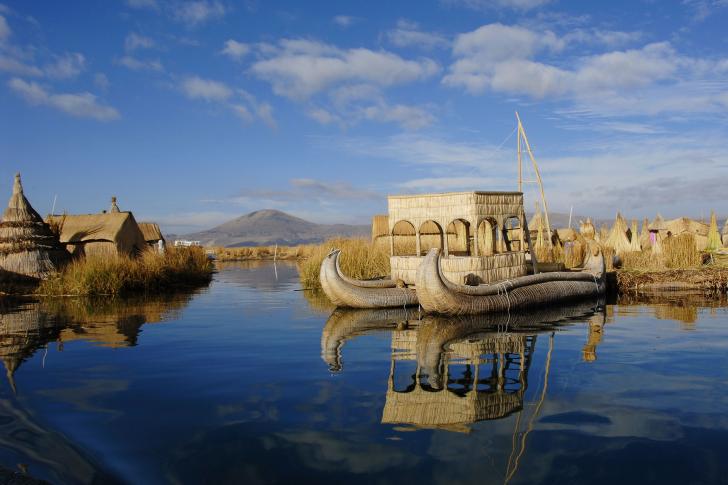 ating-Uros-Islands-Lake-Titicaca-Puno-Peru-485x728.jpg