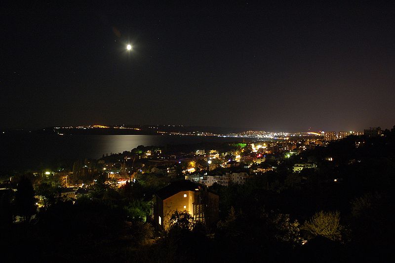 800px-Night_shot_of_Varna.jpg