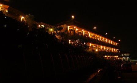 seruni-hotel-in-the-night-11.jpg