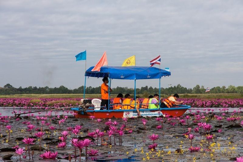 Boat-Driver-at-Lake-in-Udon-Thani.jpg