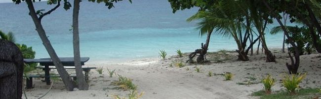 The-beach-of-Bounty-Island-Resort-Mamanuca-Islands-Fiji-800x198.jpg