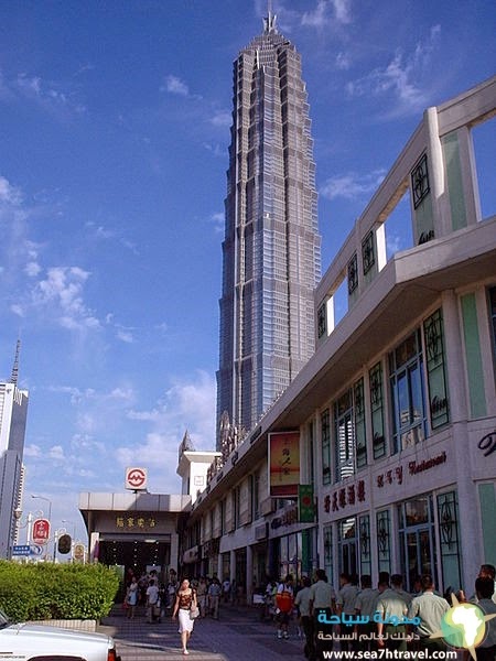 metro_station,_with_cadets_in_foreground,_Shanghai.jpg