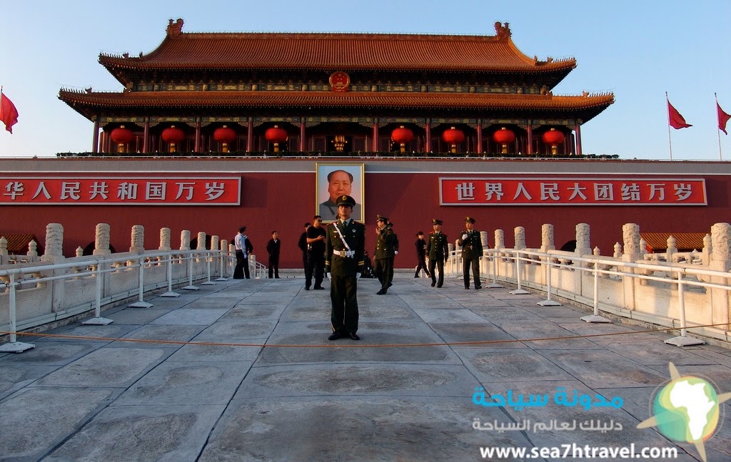 forbidden-city-mao-guard.jpg