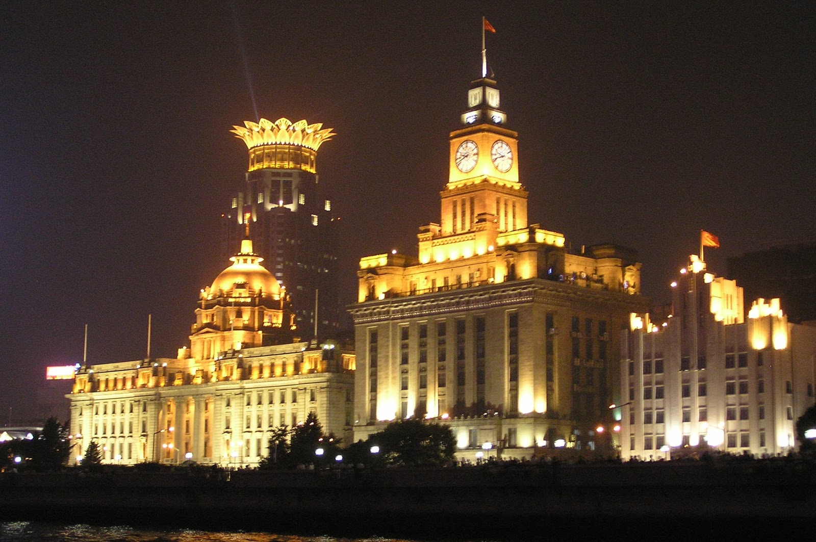 Bund_at_night_%2528with_Bund_Financial_Center%2529.jpg