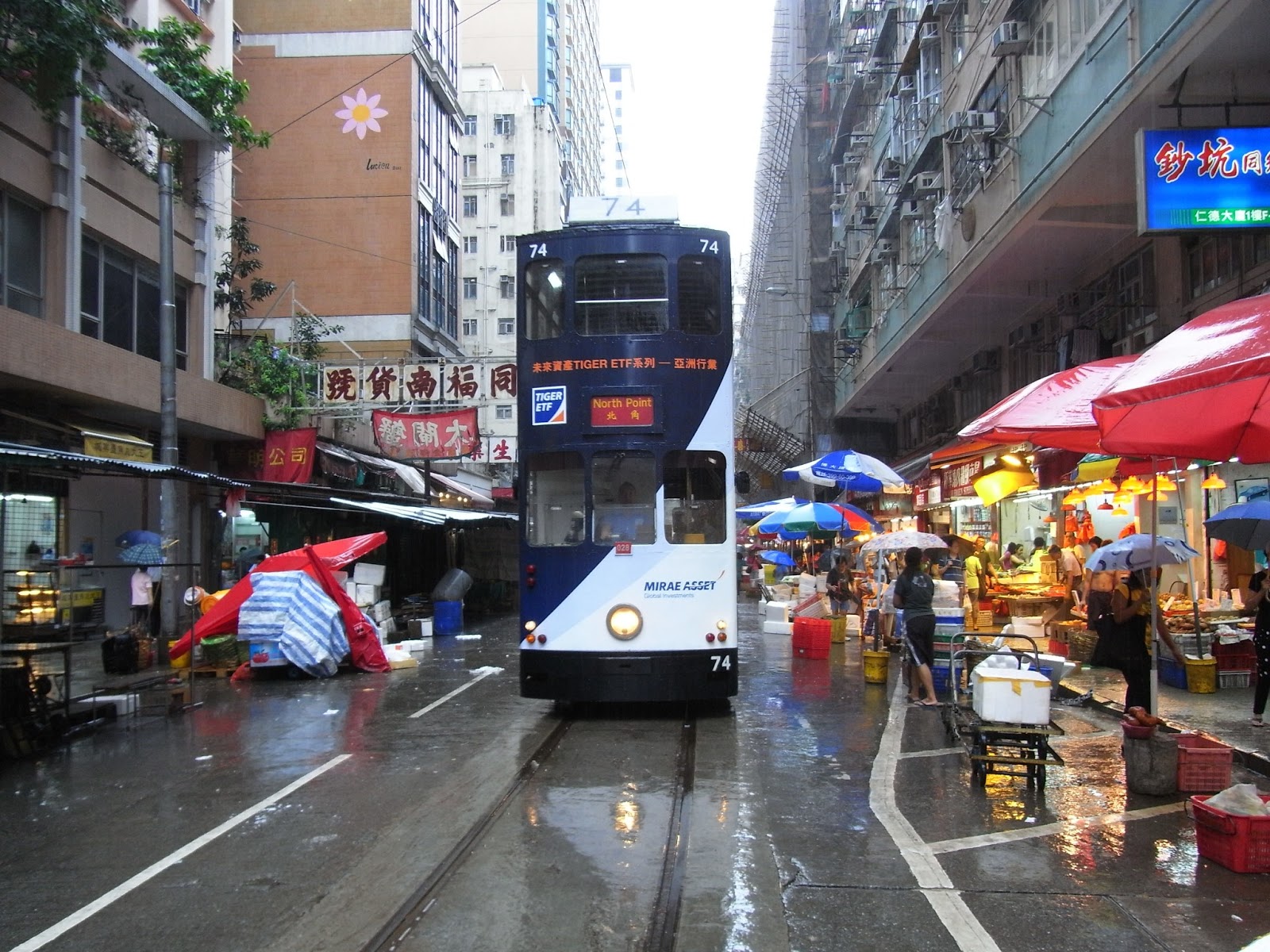 hun_Yeung_Street_Market_tram_rail_May-2012_raining.jpg