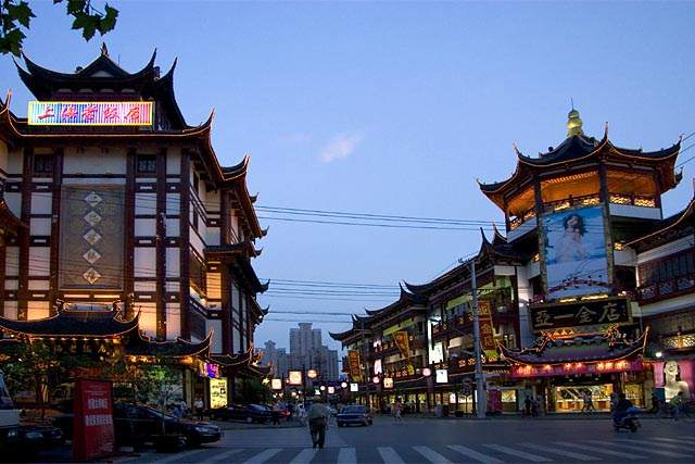 shanghai_yuyuan_market_at_dusk.jpg