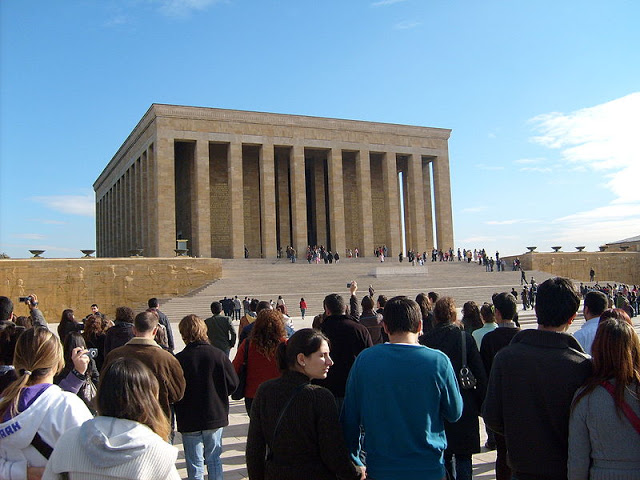 800px-An%C4%B1tkabir_3_Kas%C4%B1m_2007_%282%29.jpg