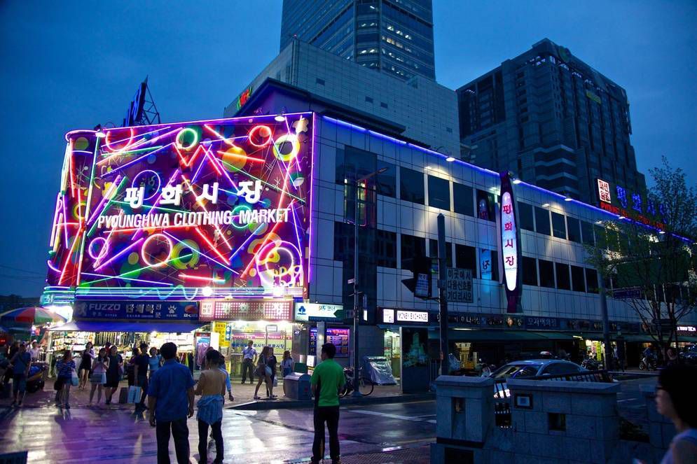 The-Dongdaemun-Shopping-Complex-is-one-of-Korea%E2%80%99s-most-well-known-markets.jpg