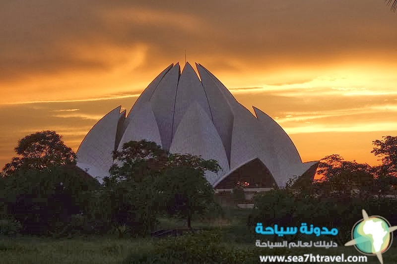 800px-Lotus-Temple-Sunset-02.jpg