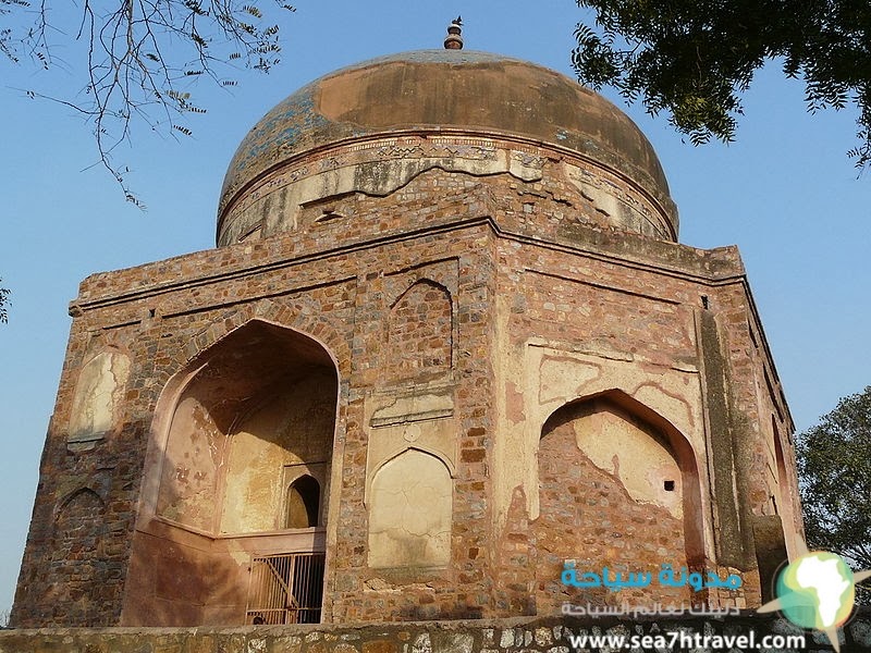 800px-Nila_Gumbad,_Delhi.jpg