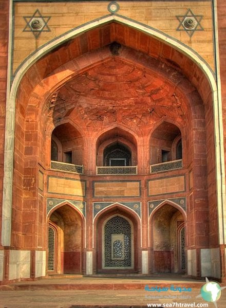 _the_arch_on_the_exterior_of_Humayun's_Tomb,_Delhi.jpg