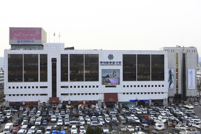 cial-district-comprising-traditional-markets-and-shopping-centers-in-Jongno-gu-Seoul-South-Korea.jpg