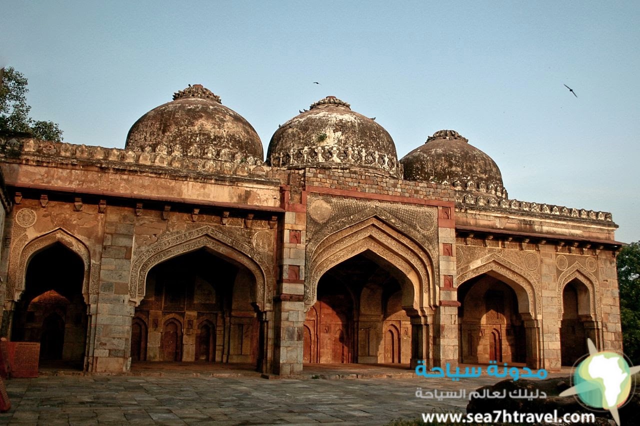 _three_domed_masjid_(mosque),_Lodhi_Gardens,_Delhi.jpg