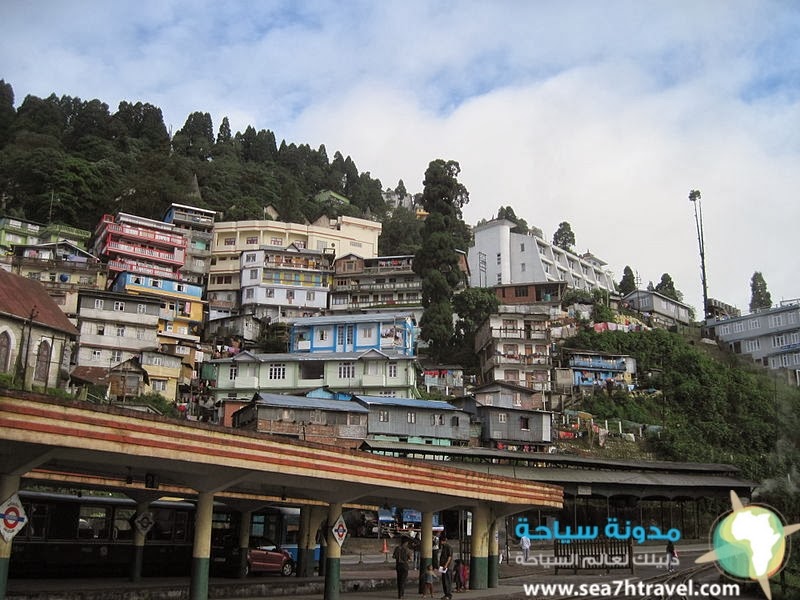 800px-Darjeeling_city_from_darjeeling_station.jpg