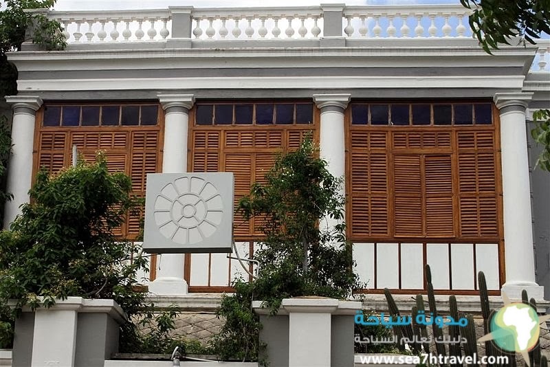 800px-Aurobindo_Ashram,_Pondicherry.jpg