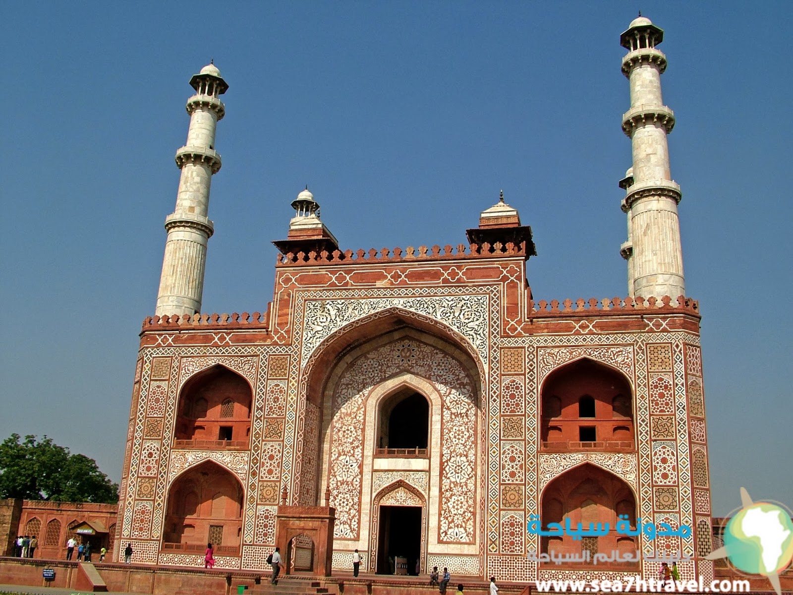 Main_Gate_to_the_Akbar's_Tomb,_Sikandra.jpg