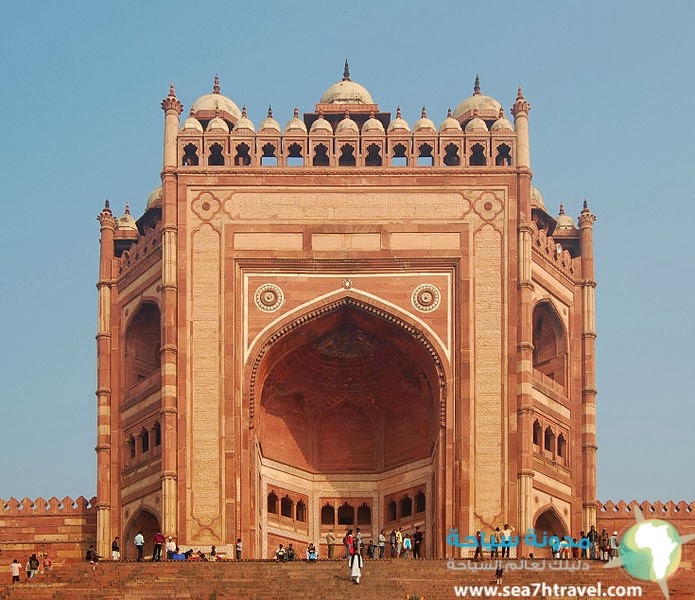 695px-Fatehput_Sikiri_Buland_Darwaza_gate_2010.jpg