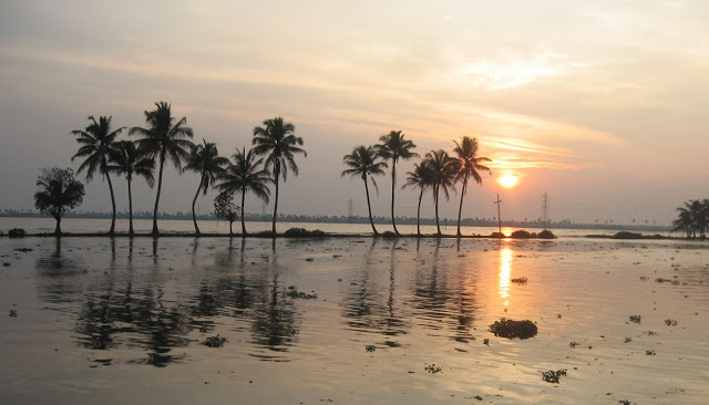 Kerala_Backwaters_Sunset.jpg