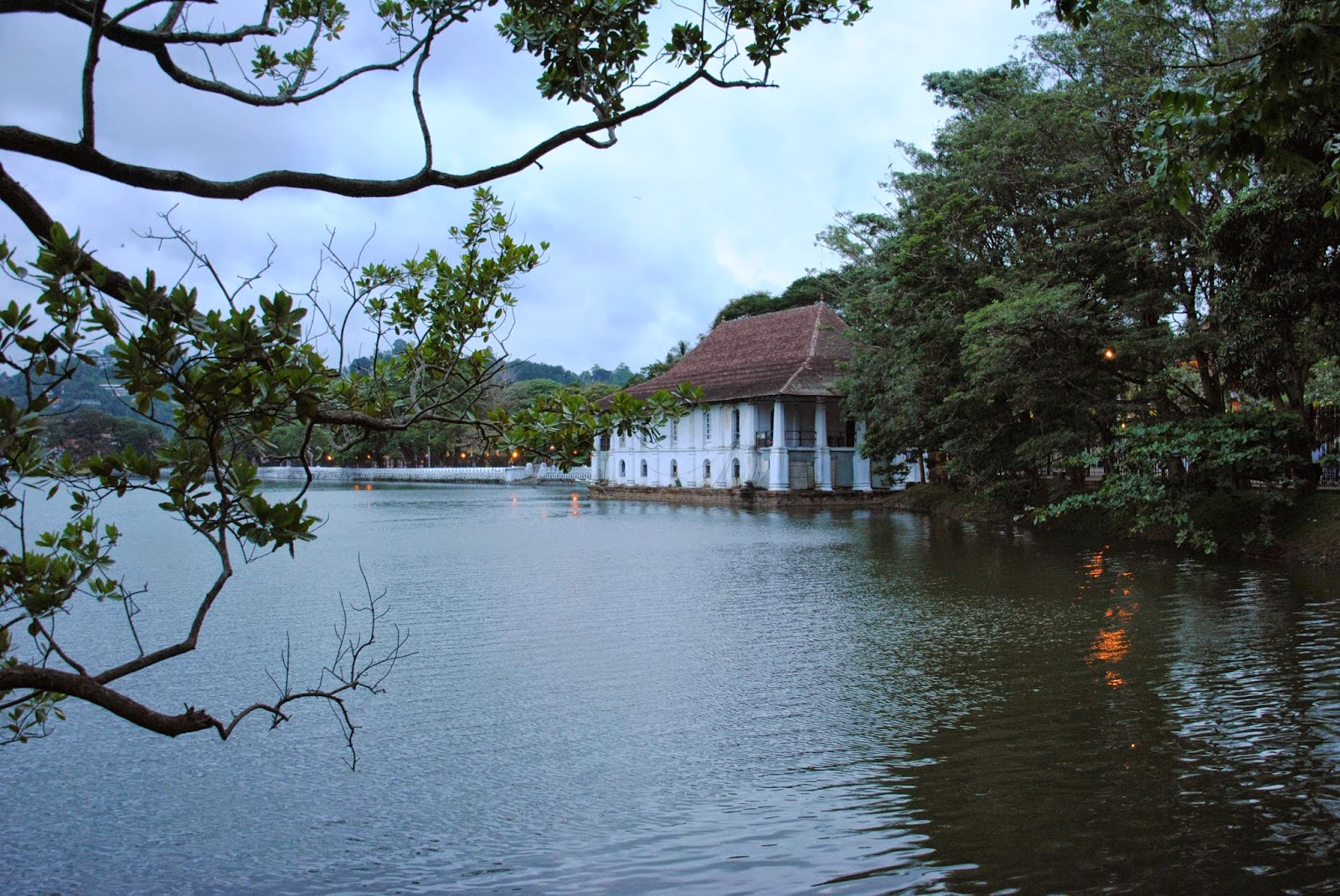 kandy+lake.jpg