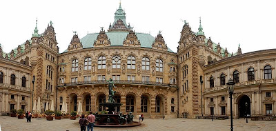 800px-City_Hall_-_Hamburg_-_Germany_-_Panorama.jpg