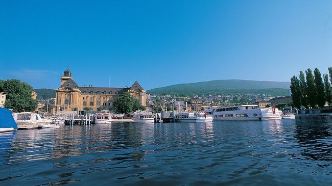 The-Lac-de-Neuch%C3%A2tel-lies-at-the-southern-foot-of-the-Jura-mountains..jpg