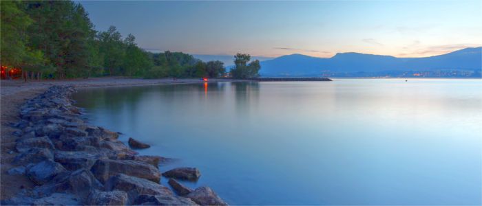 Lake-Neuchatel-IS-The-Largest-Lake-Entirely-in-Switzerland.jpg