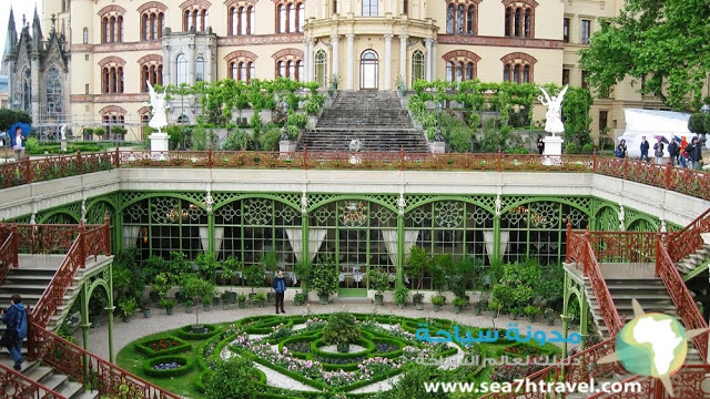 Schwerin-Castle-Tourist.jpg