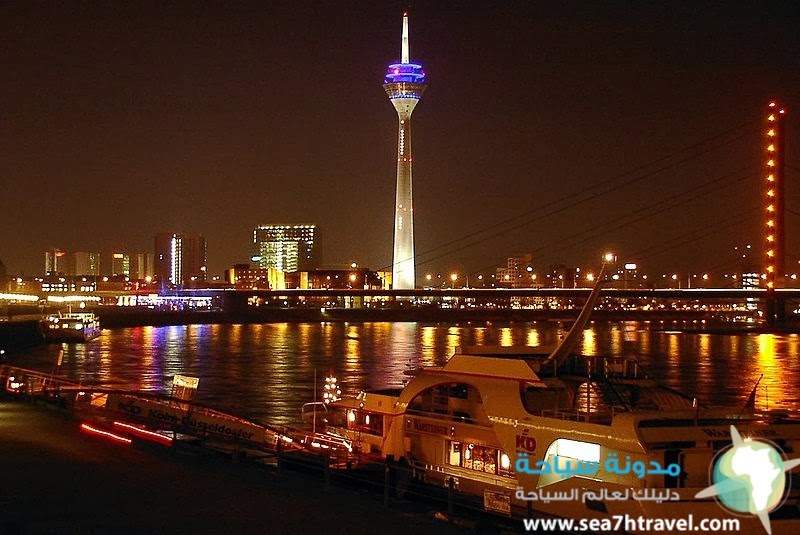 800px-Duesseldorf_riverside_by_night_01.jpg