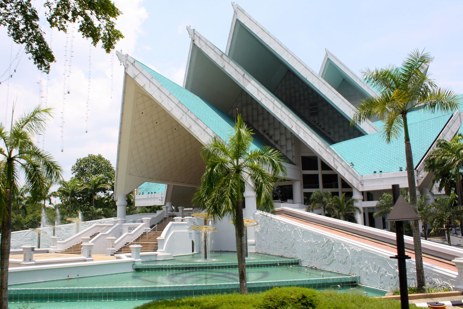 Istana_Budaya_Kuala_LumpuR.jpg